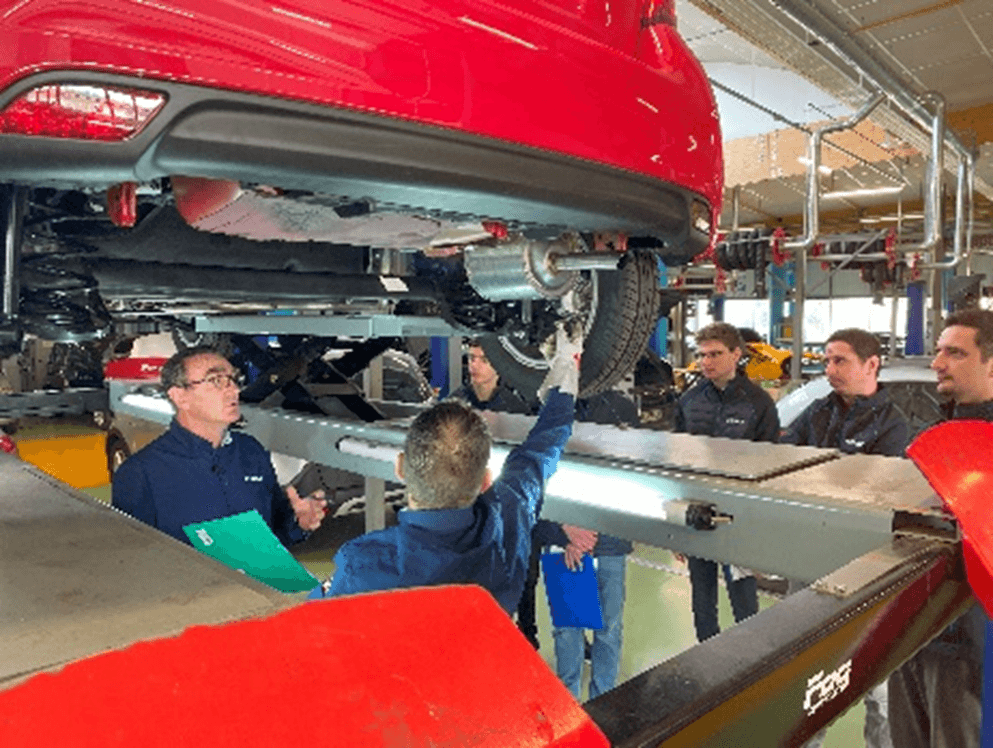 Des mécaniciens travaillant sur une voiture